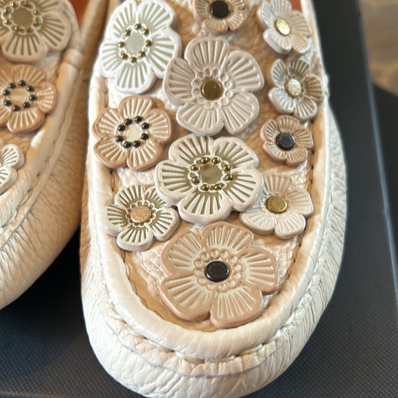 Coach shoes 8.5 fit like 39/9 cream leather w flowers - Picture 2 of 8